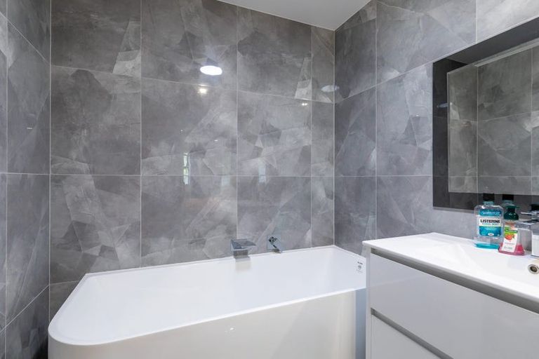 Photo of property in 10/66 Clayburn Road, Glen Eden, Auckland, 0602