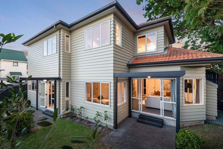 Photo of property in 4/19 Rodney Road, Northcote Point, Auckland, 0627