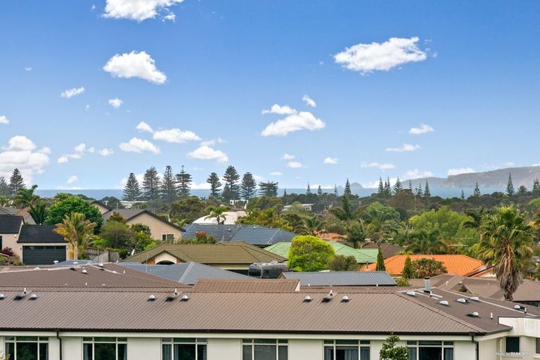 Photo of property in 10 Bine Crescent, Orewa, 0931
