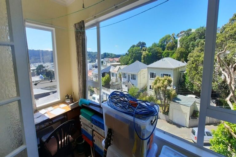 Photo of property in 64 Rolleston Street, Mount Cook, Wellington, 6021