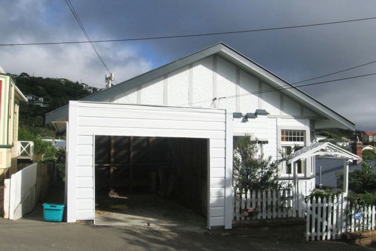 Photo of property in 18 Tanera Crescent, Brooklyn, Wellington, 6021