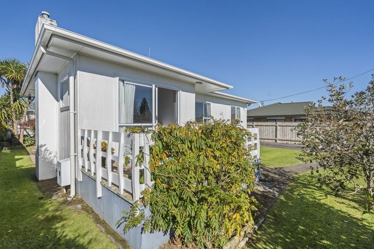 Photo of property in 2 Turakina Street, Merrilands, New Plymouth, 4312