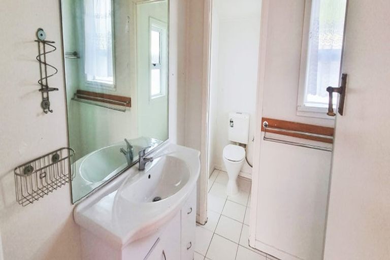 Photo of property in 8 Keeling Road, Henderson, Auckland, 0612