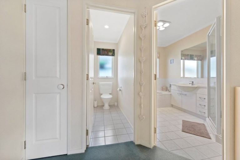 Photo of property in 13 Maghera Drive, East Tamaki Heights, Auckland, 2016