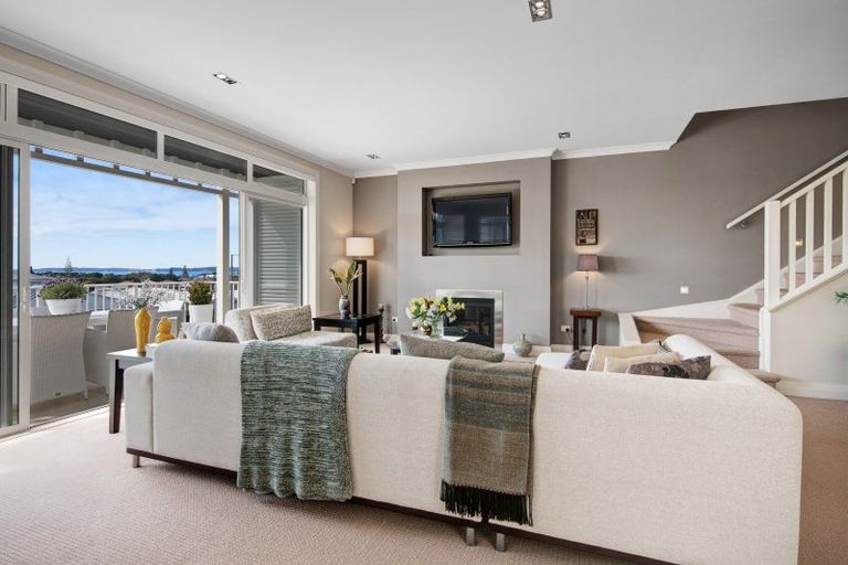 Photo of property in 9 Landmark Terrace, Orewa, 0931