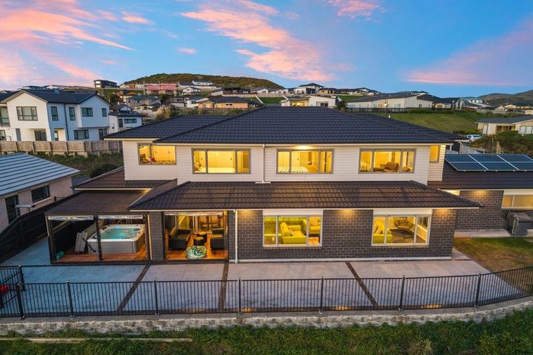 Photo of property in 10 Omaka Place, Aotea, Porirua, 5024