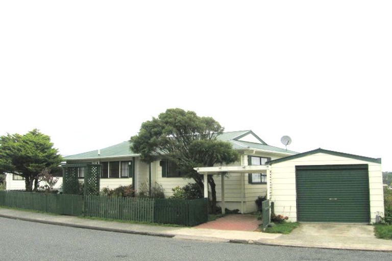 Photo of property in 18 Ladbrooke Drive, Newlands, Wellington, 6037