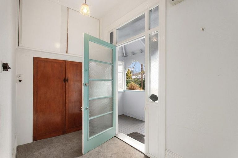 Photo of property in 18 Sandwich Road, Beckenham, Christchurch, 8023