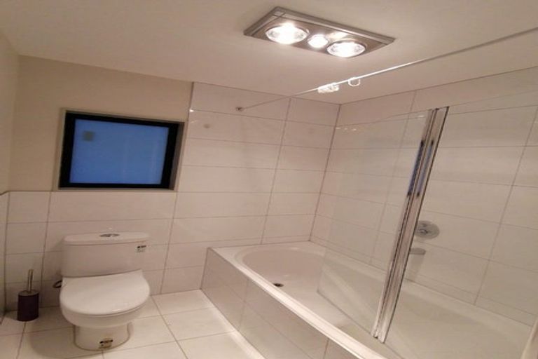 Photo of property in 21 Bangla Place, Massey, Auckland, 0614