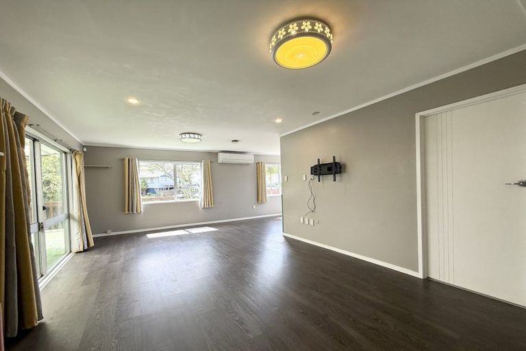 Photo of property in 9 Woodman Place, West Harbour, Auckland, 0618