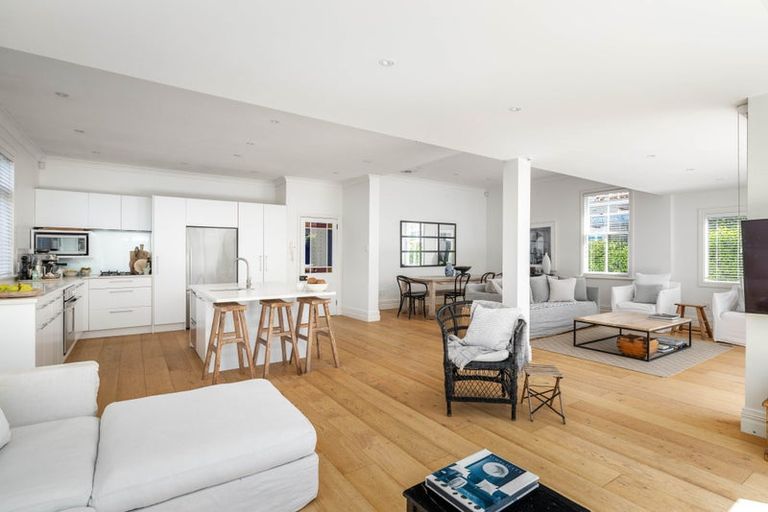 Photo of property in 33 Hawkesbury Avenue, St Albans, Christchurch, 8014