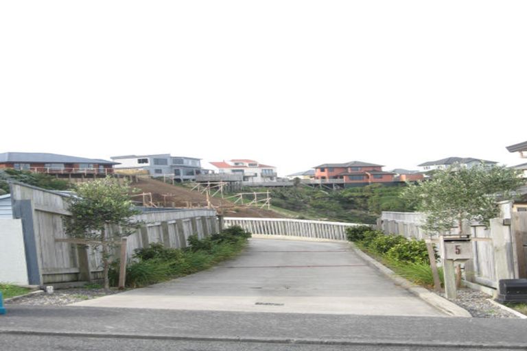 Photo of property in 5 Forbes Lane, Newlands, Wellington, 6037