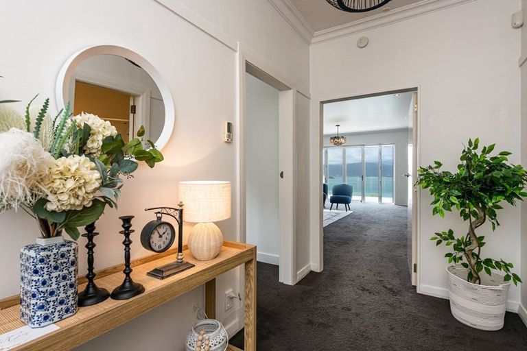 Photo of property in 116 Nevay Road, Karaka Bays, Wellington, 6022