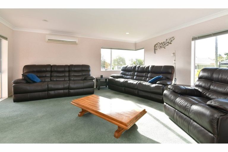 Photo of property in 1 Lakeside Drive, Orewa, 0931