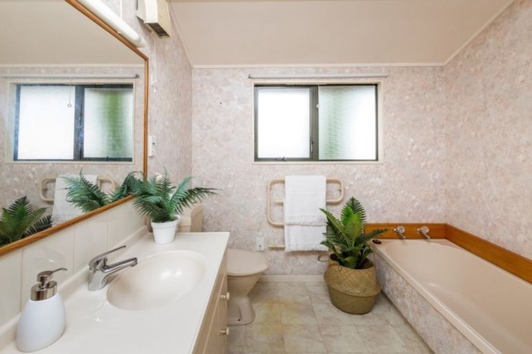 Photo of property in 2 Kowhai Street, Tawa, Wellington, 5028