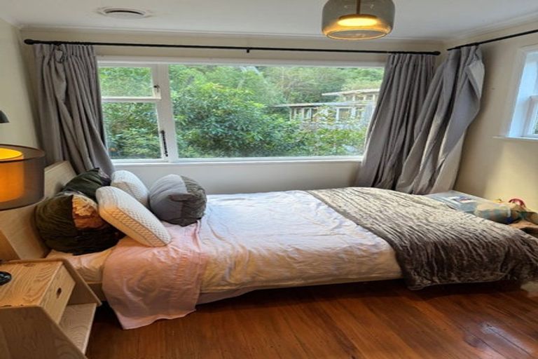 Photo of property in 5 Richmond Road, Mahina Bay, Lower Hutt, 5013