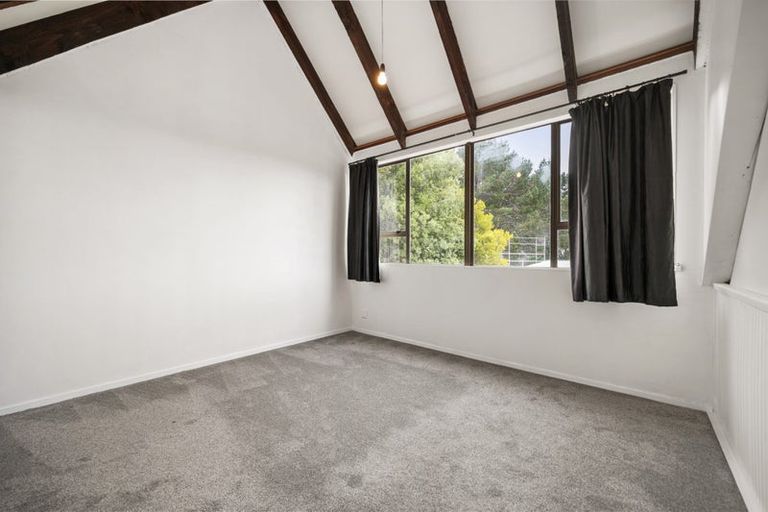 Photo of property in 27a Kingsbridge Place, Newlands, Wellington, 6037