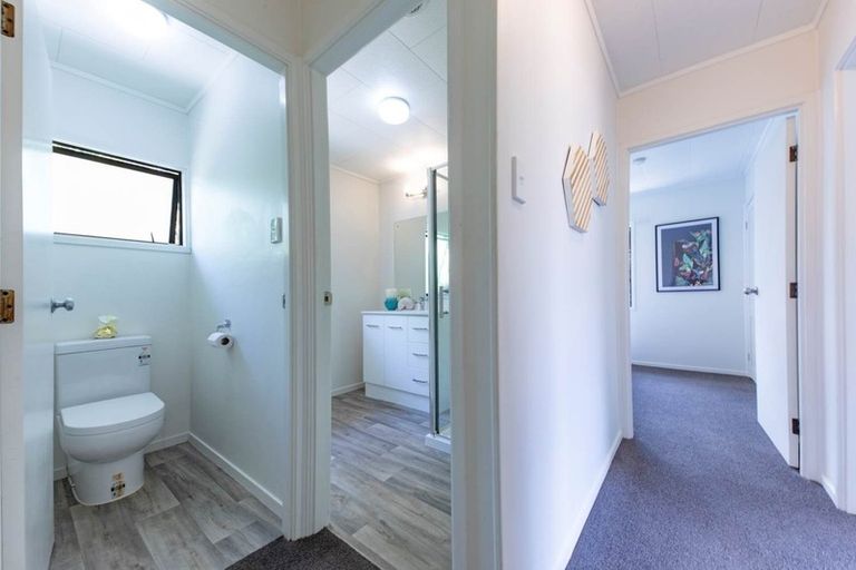 Photo of property in 55 Meadowvale Rise, Titirangi, Auckland, 0604