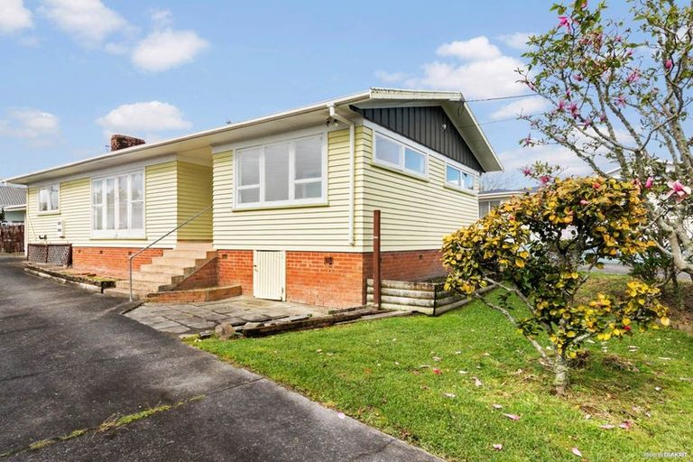 Photo of property in 3 Marlene Avenue, Te Atatu South, Auckland, 0610