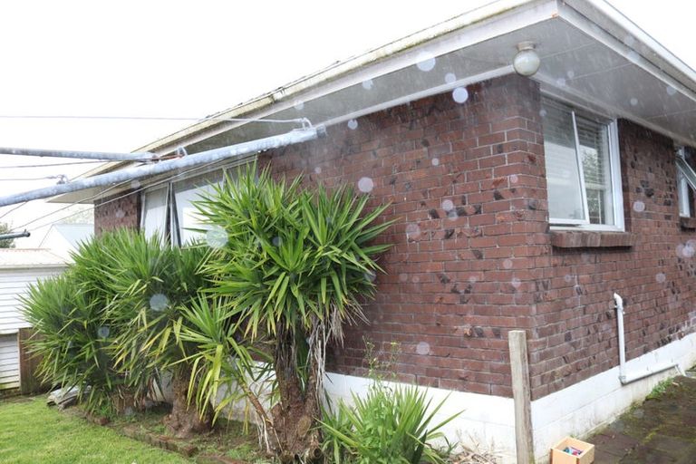 Photo of property in 2/199 Henderson Valley Road, Henderson, Auckland, 0612