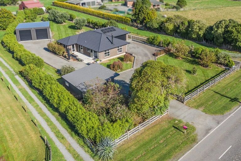Photo of property in 418 Tararua Road, Levin, 5571