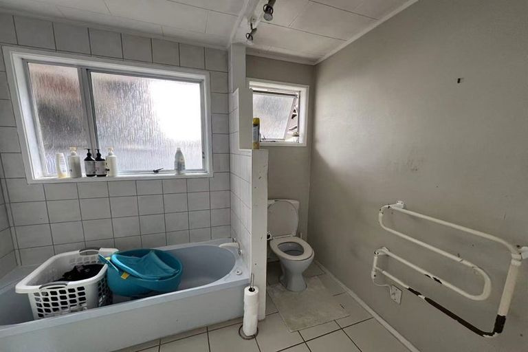 Photo of property in 48 Spence Road, Henderson, Auckland, 0612