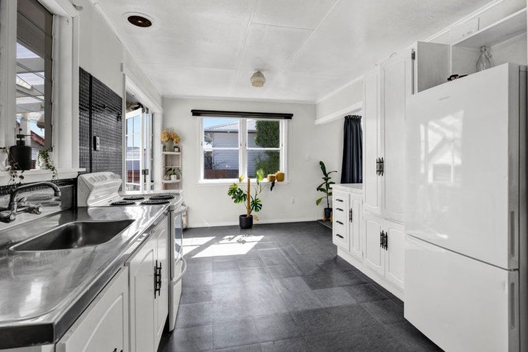 Photo of property in 42 Puriri Street, Hawera, 4610