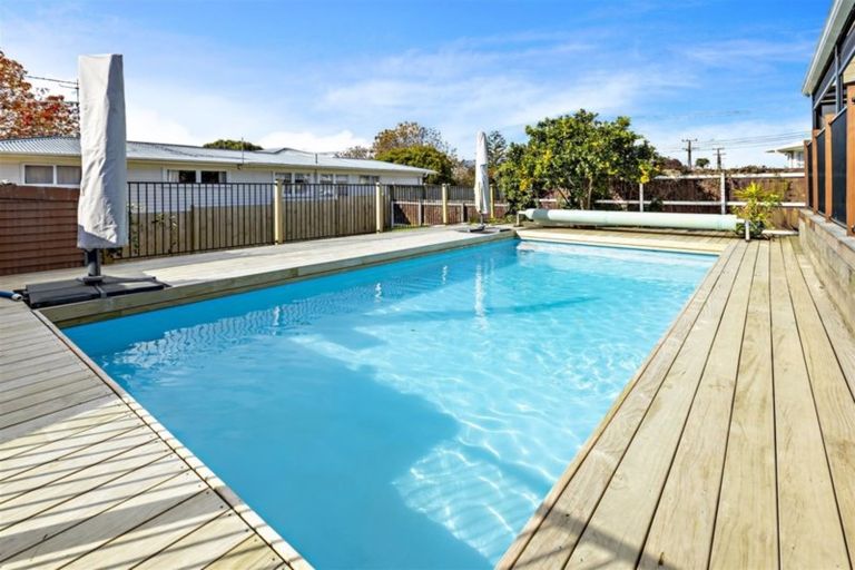 Photo of property in 3 Hollinbrigg Place, Manurewa, Auckland, 2102