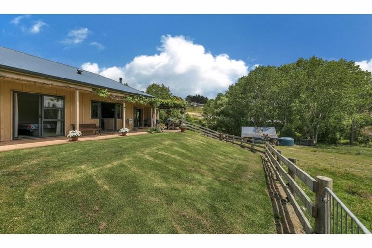 Photo of property in 11 Pineview Lane, Helensville, 0875