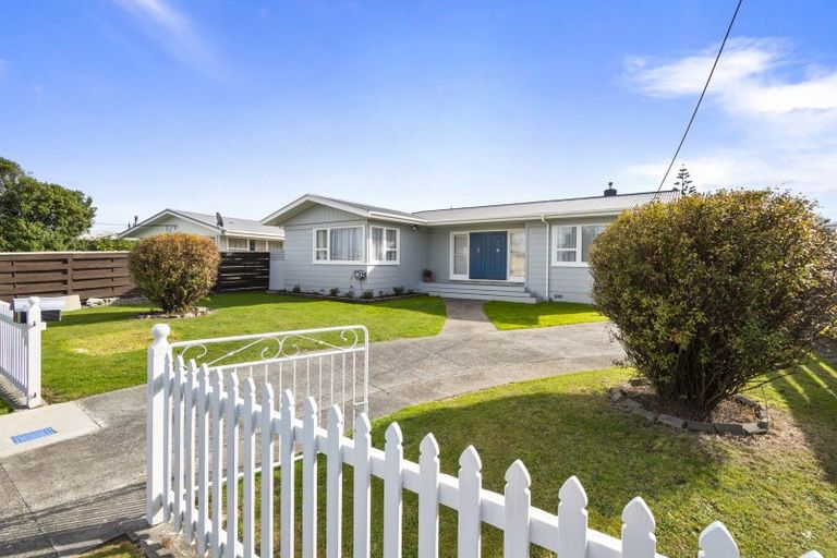 Photo of property in 18 Tararua Terrace, Cloverlea, Palmerston North, 4412
