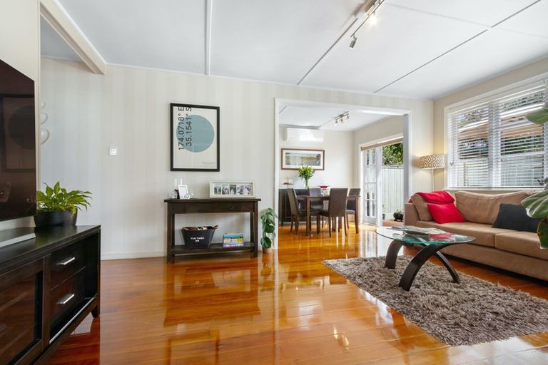 Photo of property in 43 Hutchinson Avenue, New Lynn, Auckland, 0600