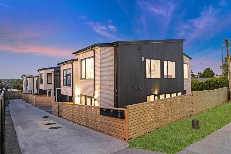 Photo of property in 98a Royal Road, Massey, Auckland, 0614