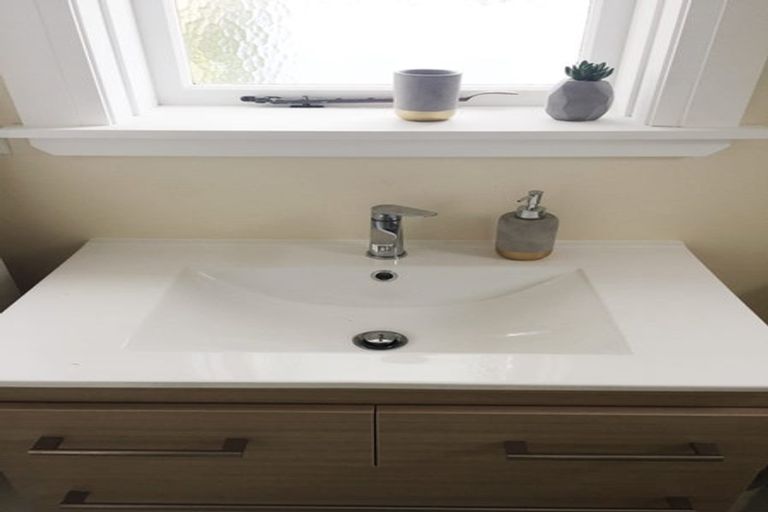 Photo of property in 19 Harbour View Road, Northland, Wellington, 6012