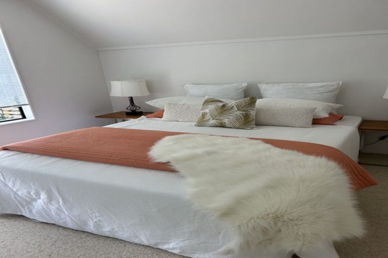 Photo of property in 1/1 Tern Place, Unsworth Heights, Auckland, 0632