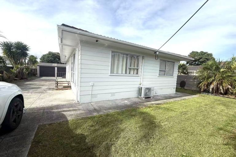 Photo of property in 44 Beach Road, Te Atatu Peninsula, Auckland, 0610