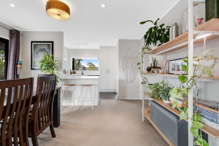 Photo of property in 5 Sevilla Place, Unsworth Heights, Auckland, 0632