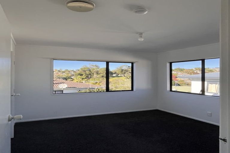 Photo of property in 1 Loughanure Place, Massey, Auckland, 0614