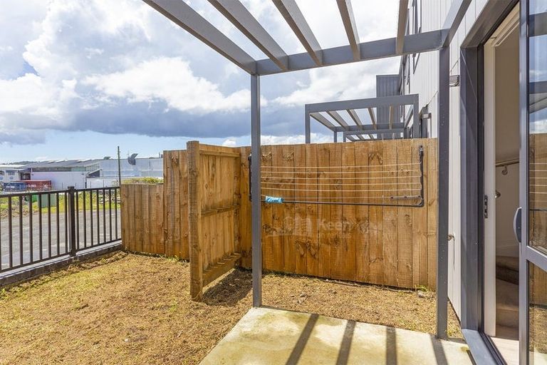 Photo of property in 8 Dorothy Thorpe Way, New Lynn, 0600