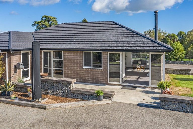 Photo of property in 418 Tararua Road, Levin, 5571