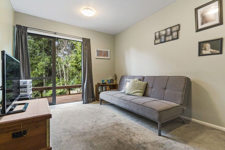 Photo of property in 10 St Lucia Place, Unsworth Heights, Auckland, 0632