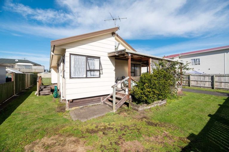 Photo of property in 17 Pukeroa Place, Papakura, 2110
