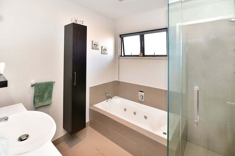 Photo of property in 18 Melandra Road, Stanmore Bay, Whangaparaoa, 0932