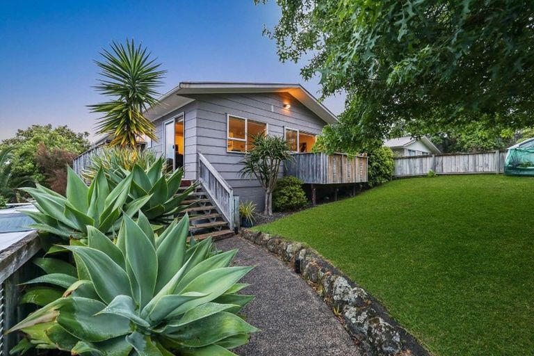 Photo of property in 10 Finn Place, Totara Vale, Auckland, 0629