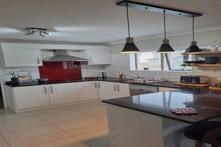 Photo of property in 2 Kirikiri Drive, Papakura, 2110