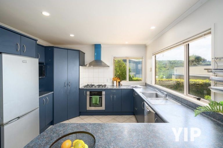 Photo of property in 45 Tamworth Crescent, Newlands, Wellington, 6037
