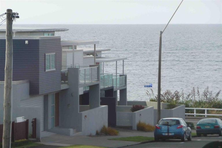 Photo of property in Devonport Apartments, 16/127 Saint Aubyn Street, New Plymouth, 4310