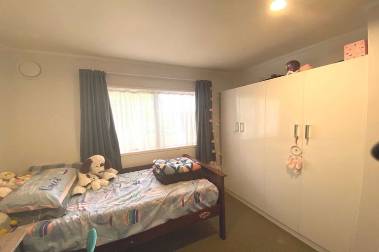 Photo of property in 24 Newington Road, Henderson, Auckland, 0612