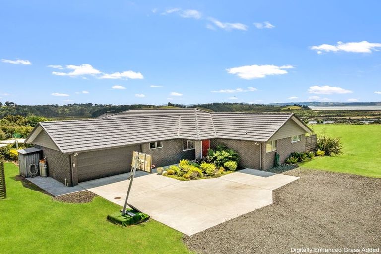 Photo of property in 18 Kaipara Lake Road, South Head, Helensville, 0874