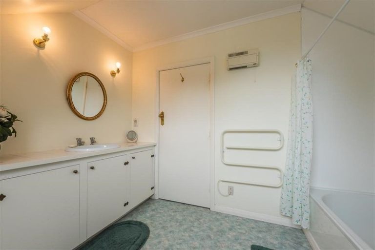 Photo of property in 10 Bristow Place, Karori, Wellington, 6012