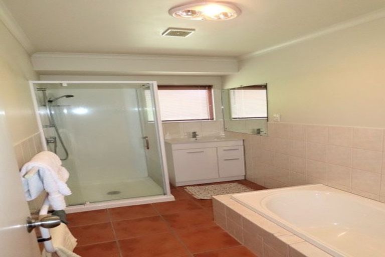 Photo of property in 6 Longview Rise, Massey, Auckland, 0614